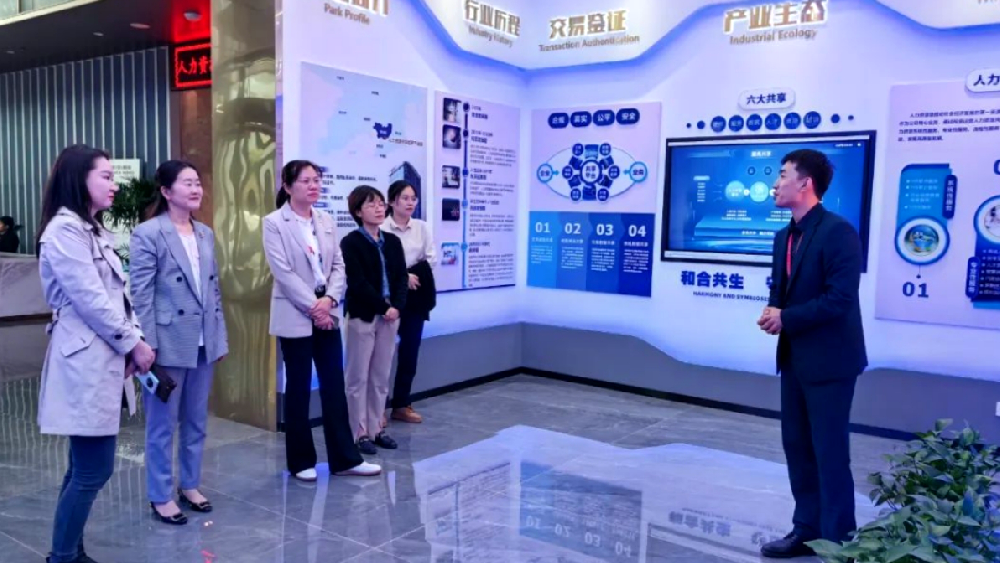 青岛市妇联组联部部长郑闽带队来访参观调研